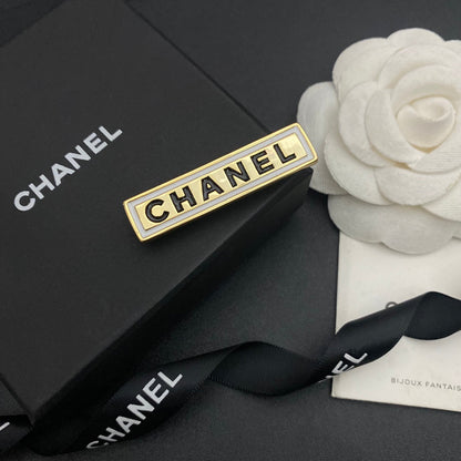Broche en forme de lettre et de bande
