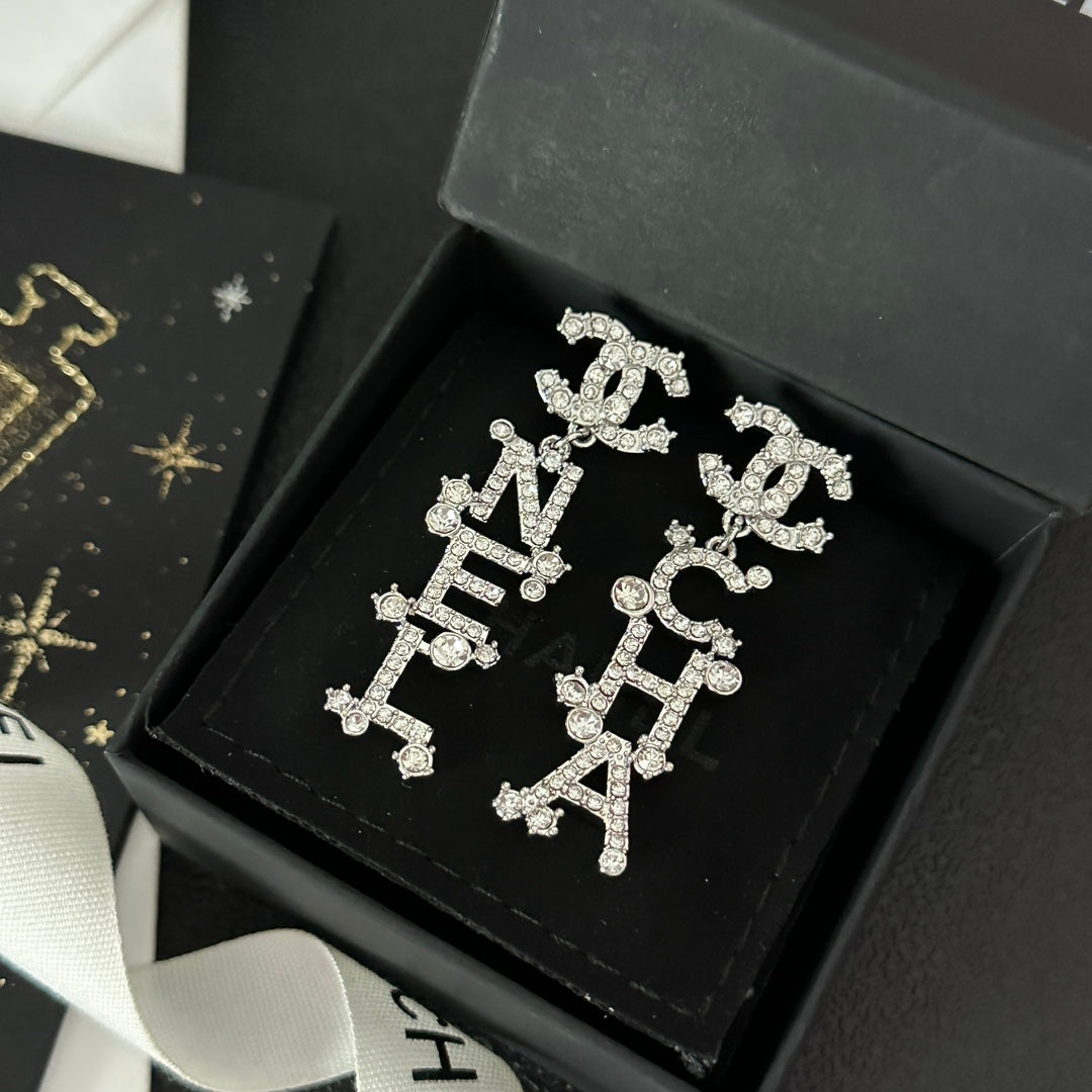 Pendientes colgantes con inicial de diamante