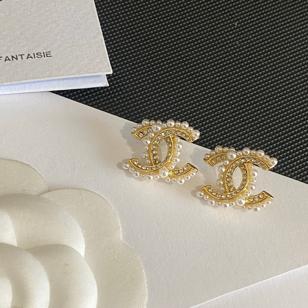 Pendientes de perlas y pedrería elegantes