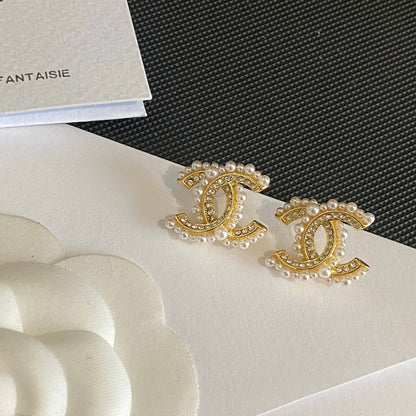 Pendientes de perlas y pedrería elegantes