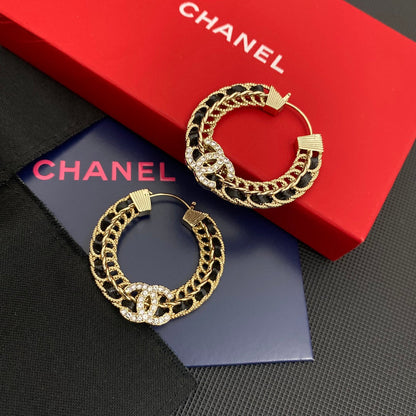 Elegantes Pendientes Redondos de Cuero con Diamantes