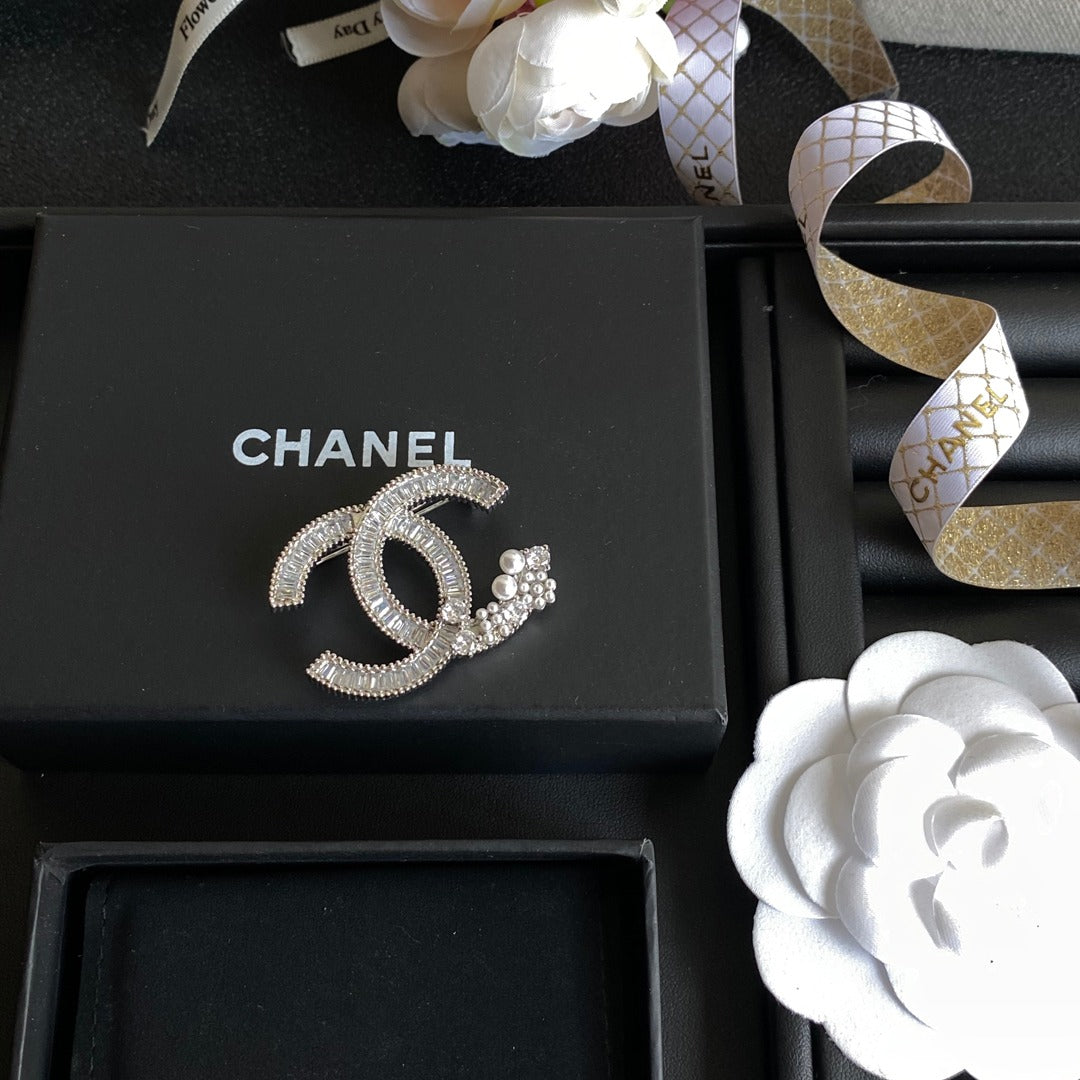Broche piquée de perles et de diamants