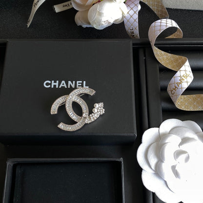 Broche piquée de perles et de diamants