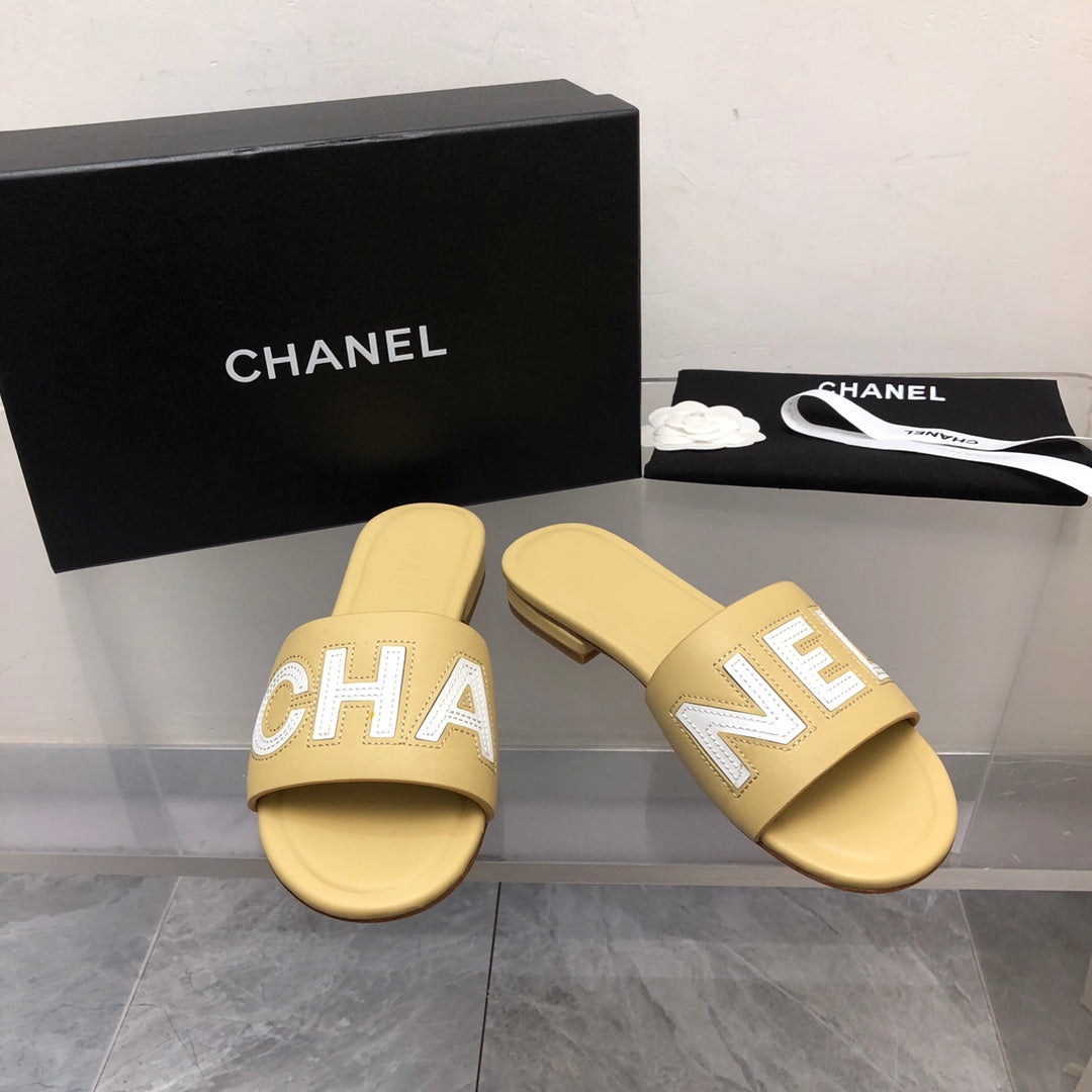 Mules en cuir motif alphabet blocs de couleur