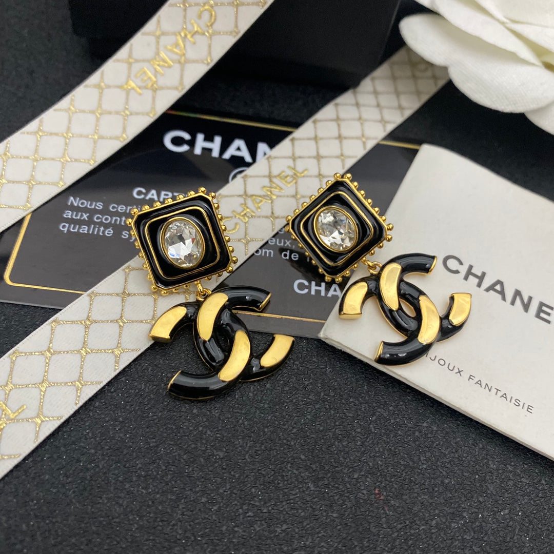Boucles d'oreilles pendantes vintage avec logo en diamant