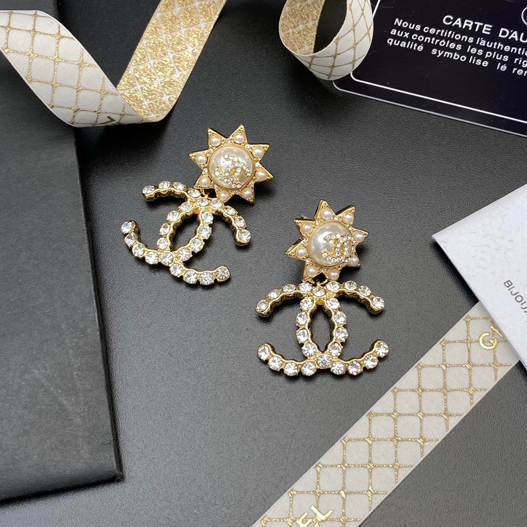 Boucles d'oreilles entièrement diamantées double C avec tempérament