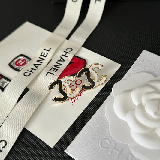 Boucles d'oreilles clous logo panneau de couleur