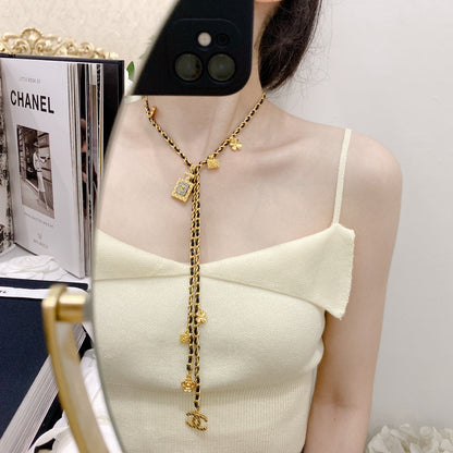 Collar extra largo con botella de perfume