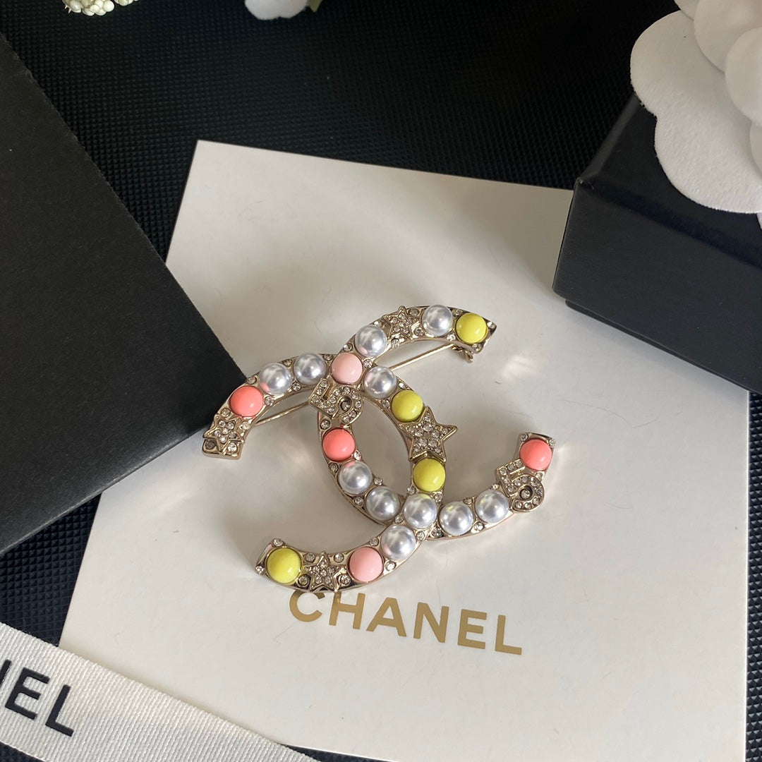 Broche colorée porte-bonheur 5 étoiles