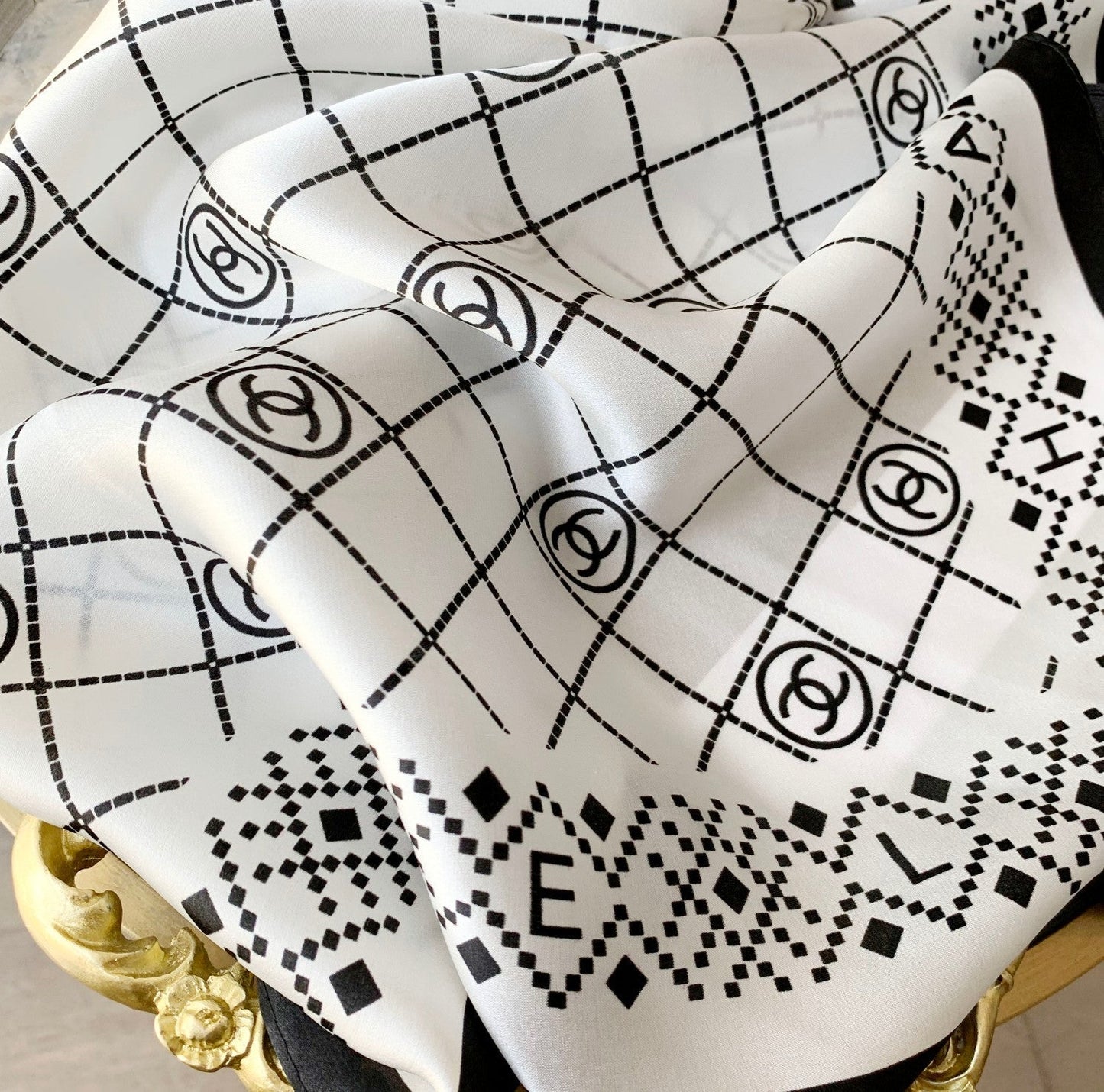 Pañuelo de seda cuadrado elegante con rombos