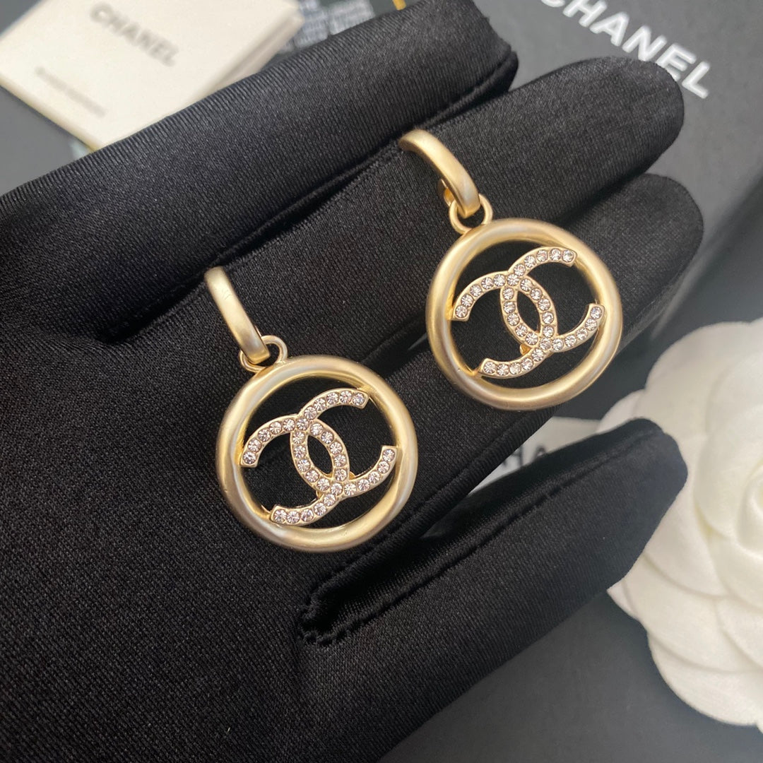 Petites boucles d'oreilles rondes