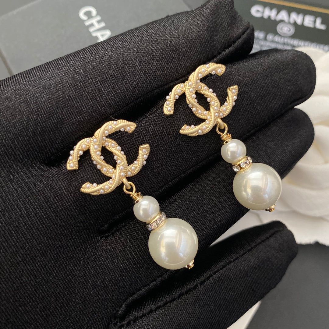 Boucles d'oreilles pendantes perlées avec lettre logo Temperament