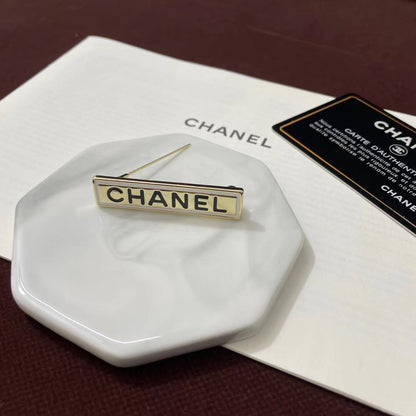 Broche en forme de lettre et de bande