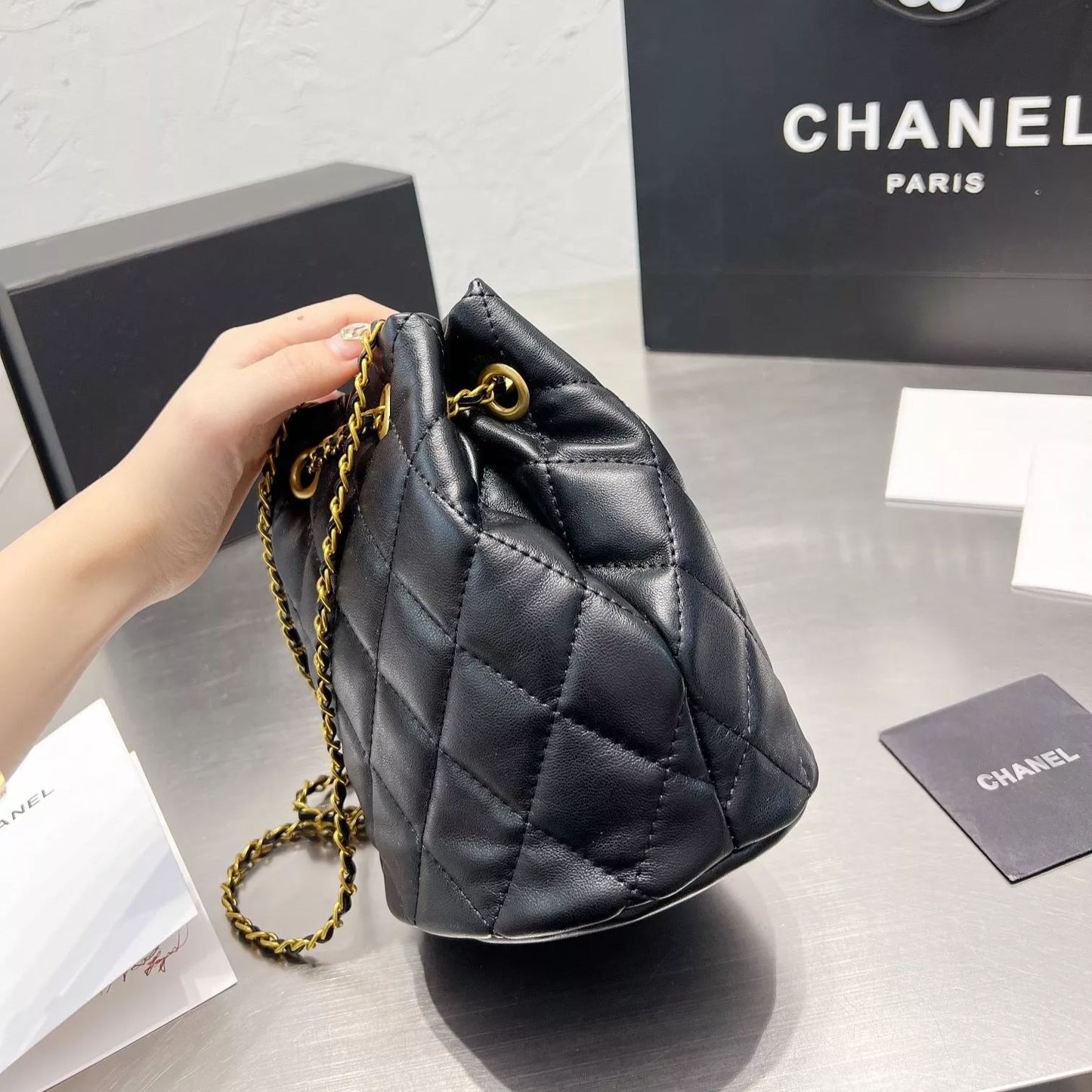 Bolso cubo con cordón de diamantes