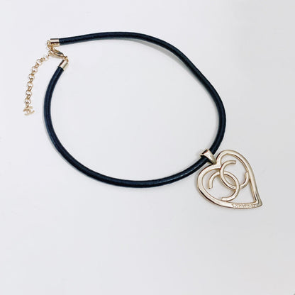 Collar de cuero con corazón calado