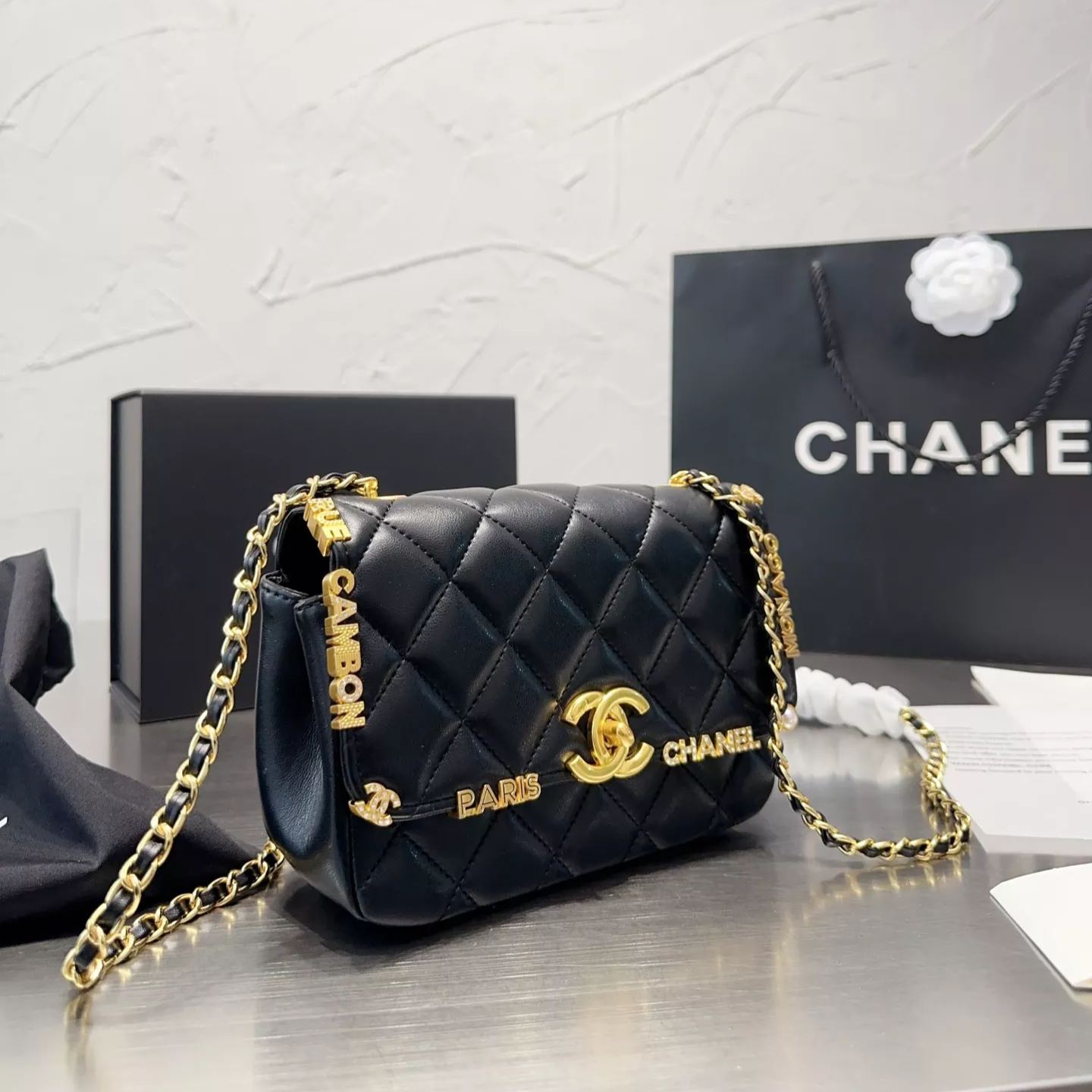 Bolso de cuero con monograma metálico Lucky Charm