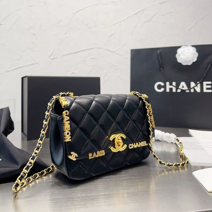Bolso de cuero con monograma metálico Lucky Charm