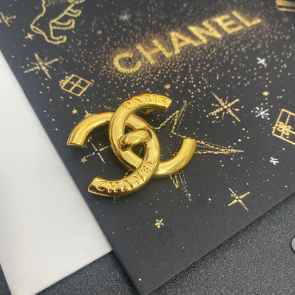 Broche dorado con letras electrochapadas