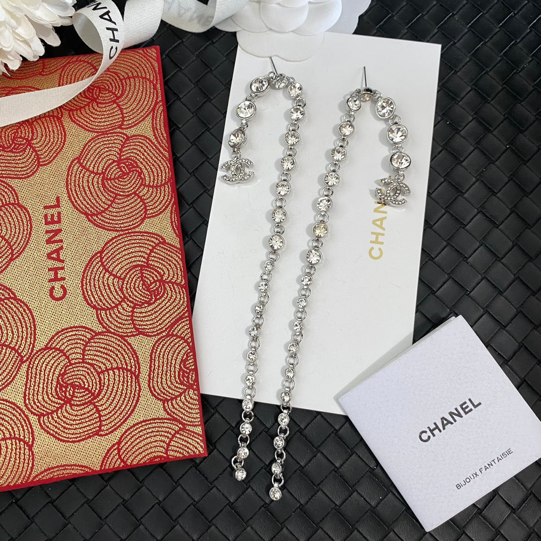 Pendientes largos de diamantes de moda