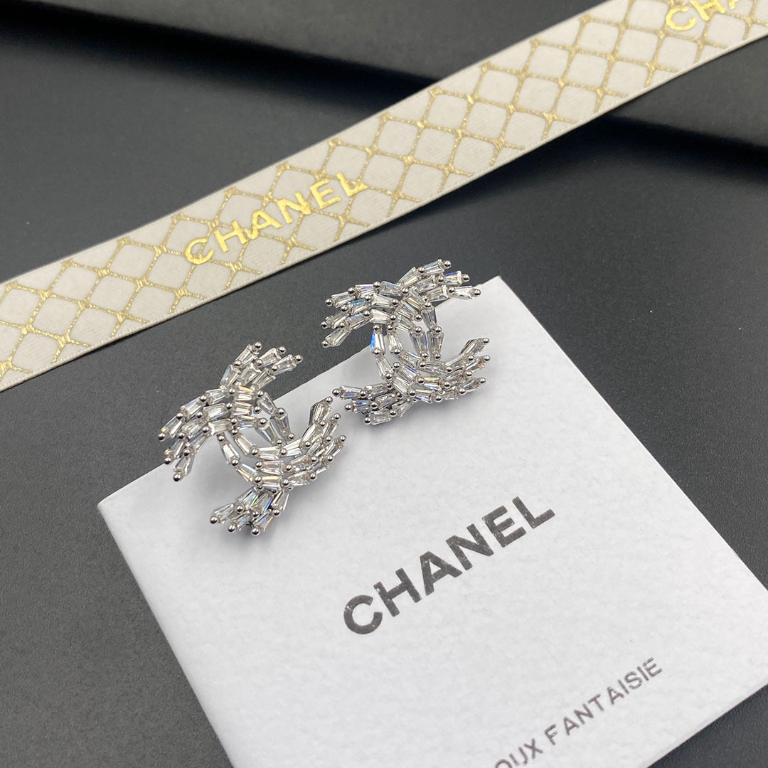 Pendientes de cristal y diamantes brillantes