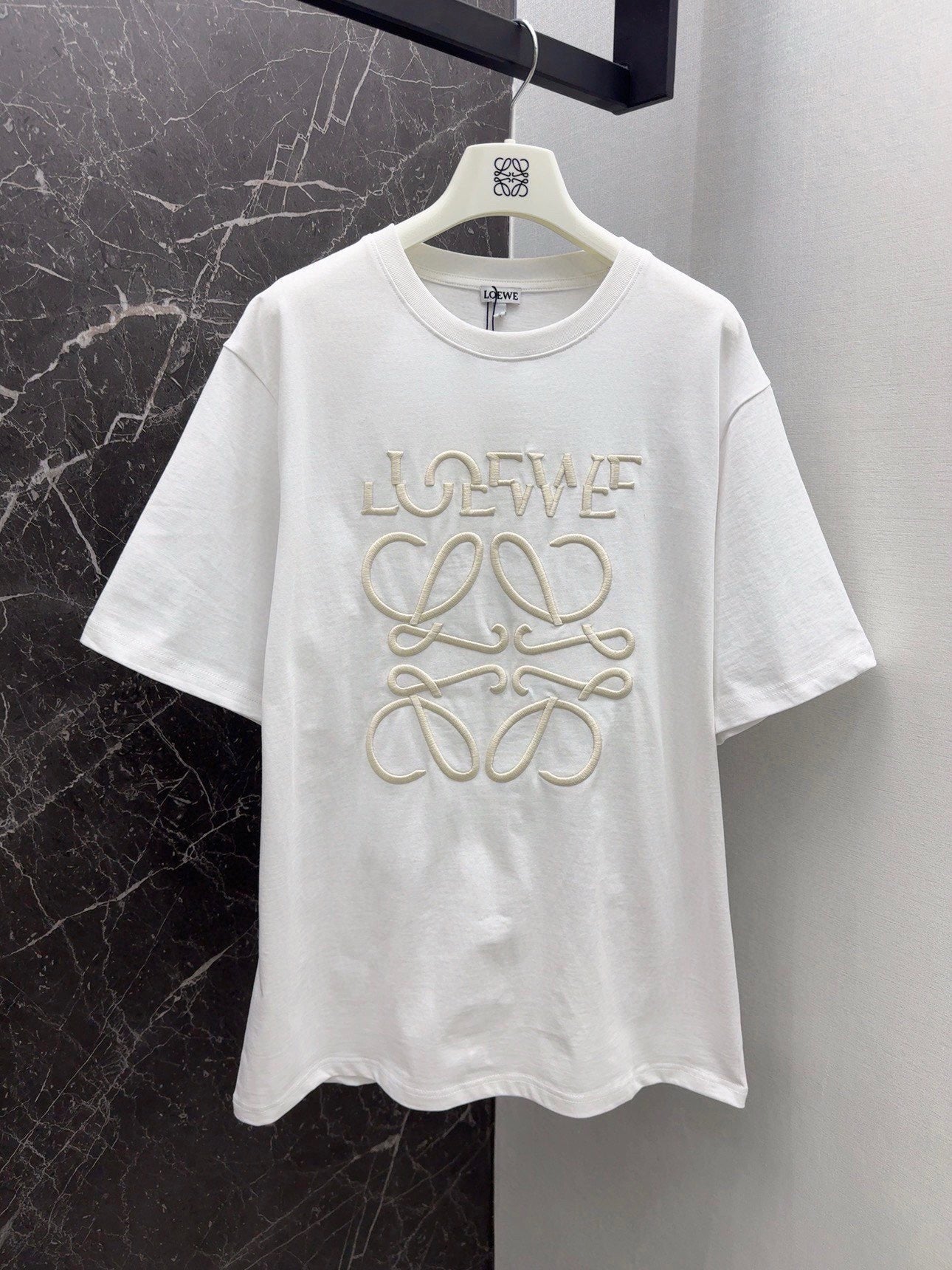 Nouveau T-shirt brodé lettre irrégulière