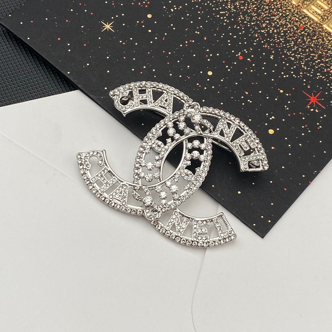 Broche calado brillante