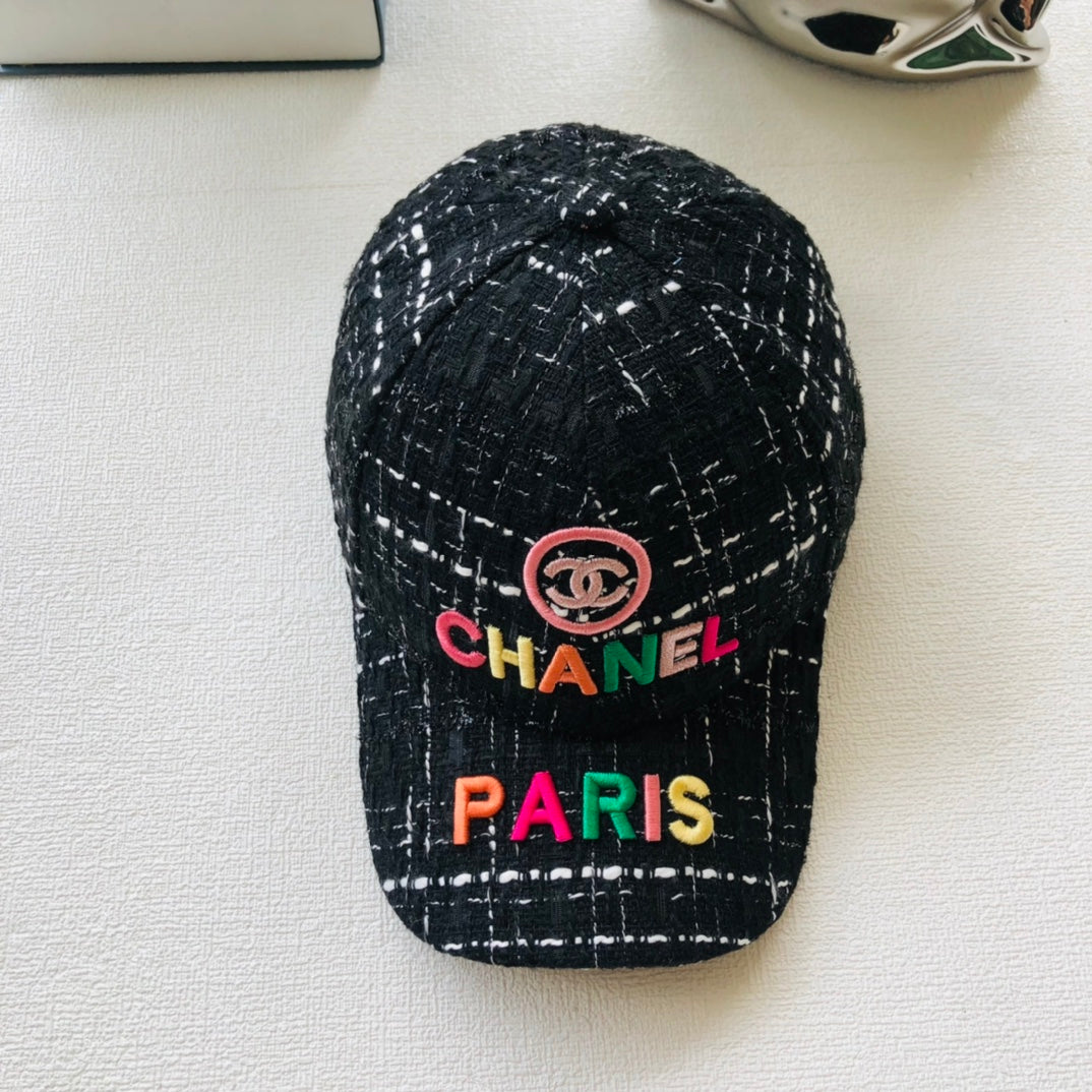 Casquette de baseball femme brodée de lettres colorées