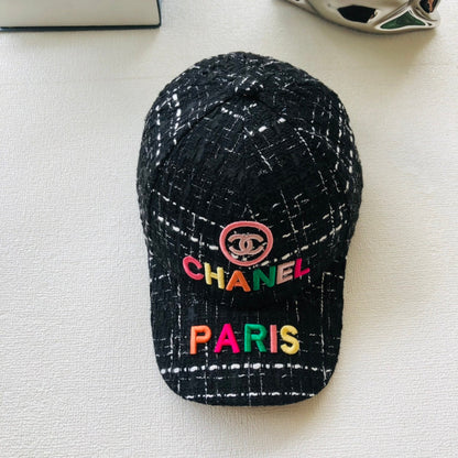 Casquette de baseball femme brodée de lettres colorées