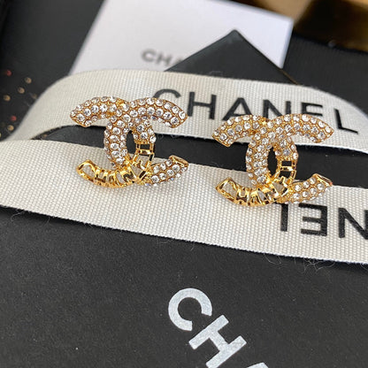 Pendientes de botón con diamante y calados de moda