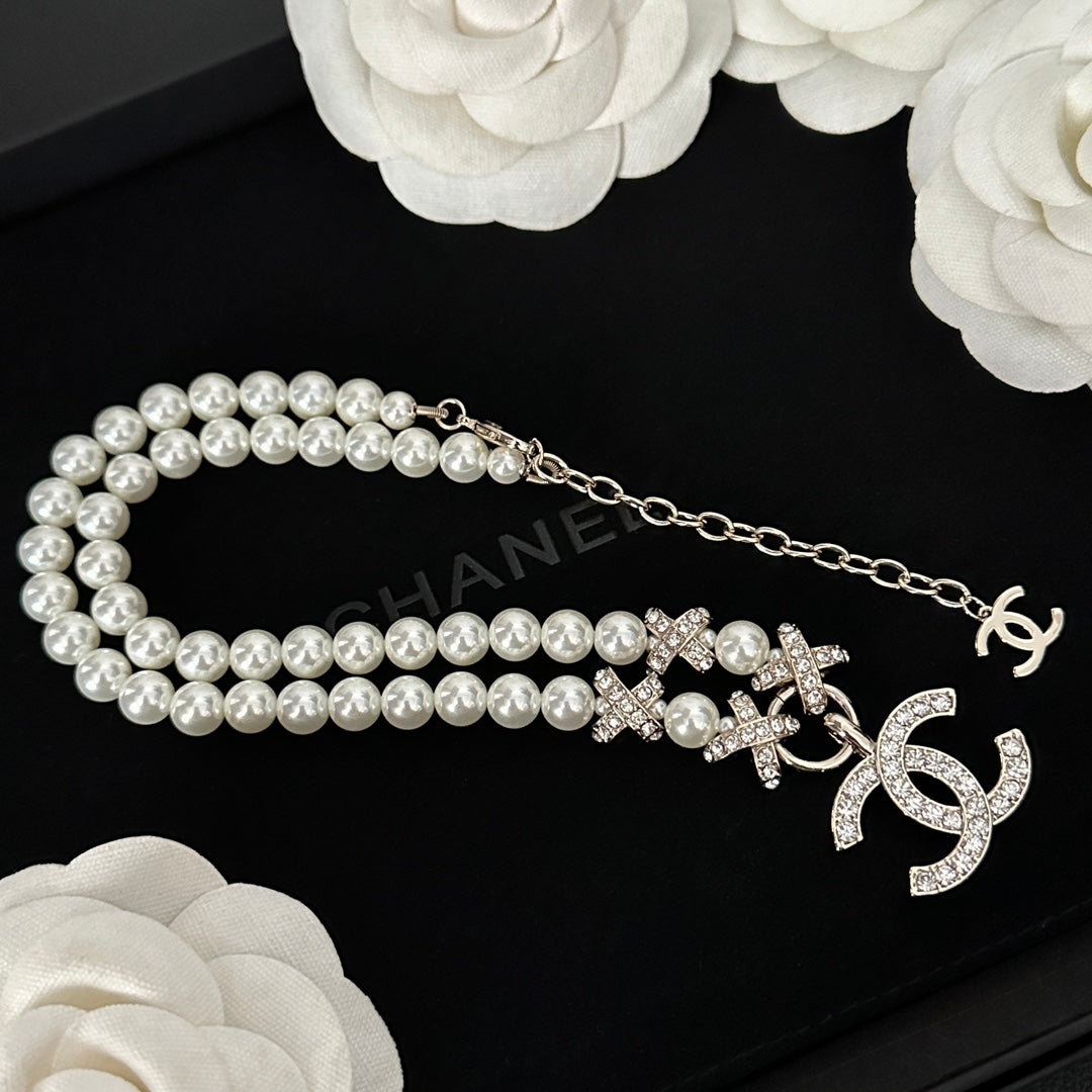 Elegante collar de perlas y diamantes