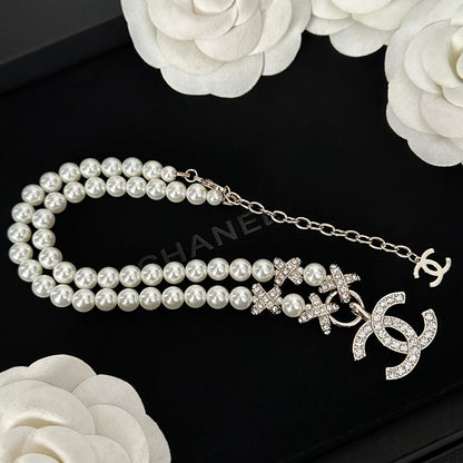 Elegante collar de perlas y diamantes