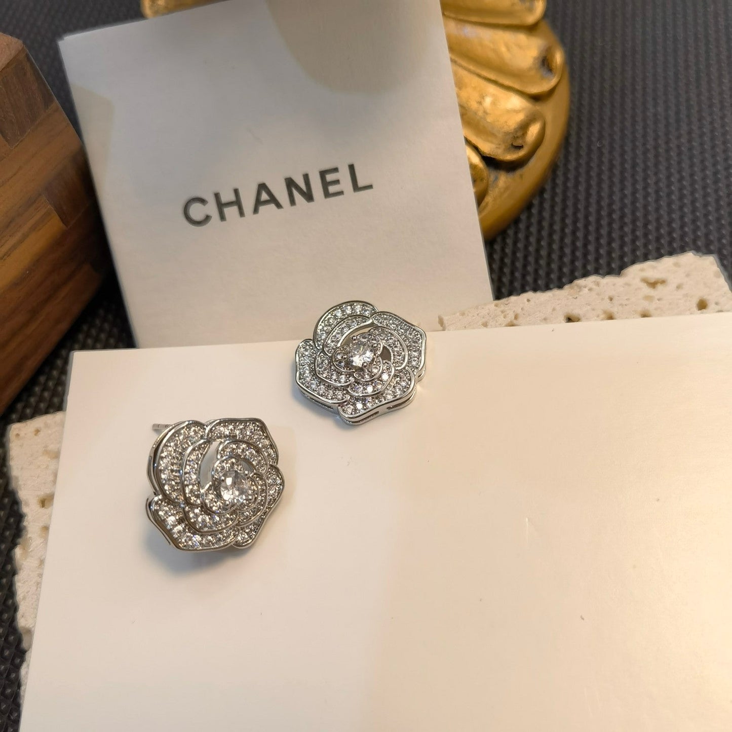 Elegantes Pendientes de Flores con Diamantes