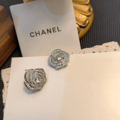 Elegantes Pendientes de Flores con Diamantes