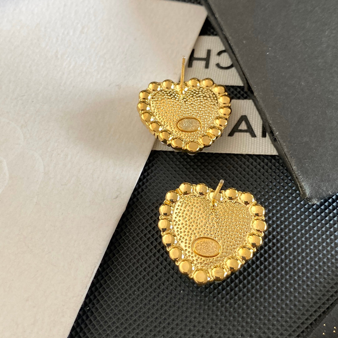 Boucles d'oreilles clous élégantes avec cœur en perle