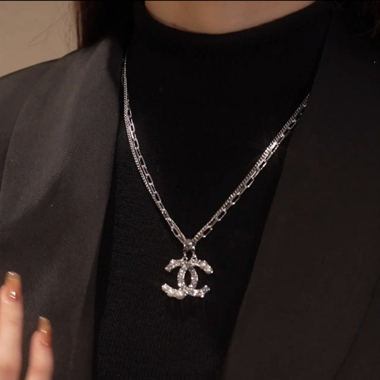 Doble collar con inicial de diamantes