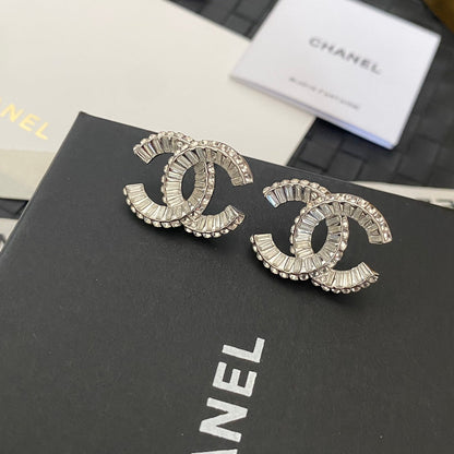 Boucles d'oreilles clous logo en cristal fantaisie