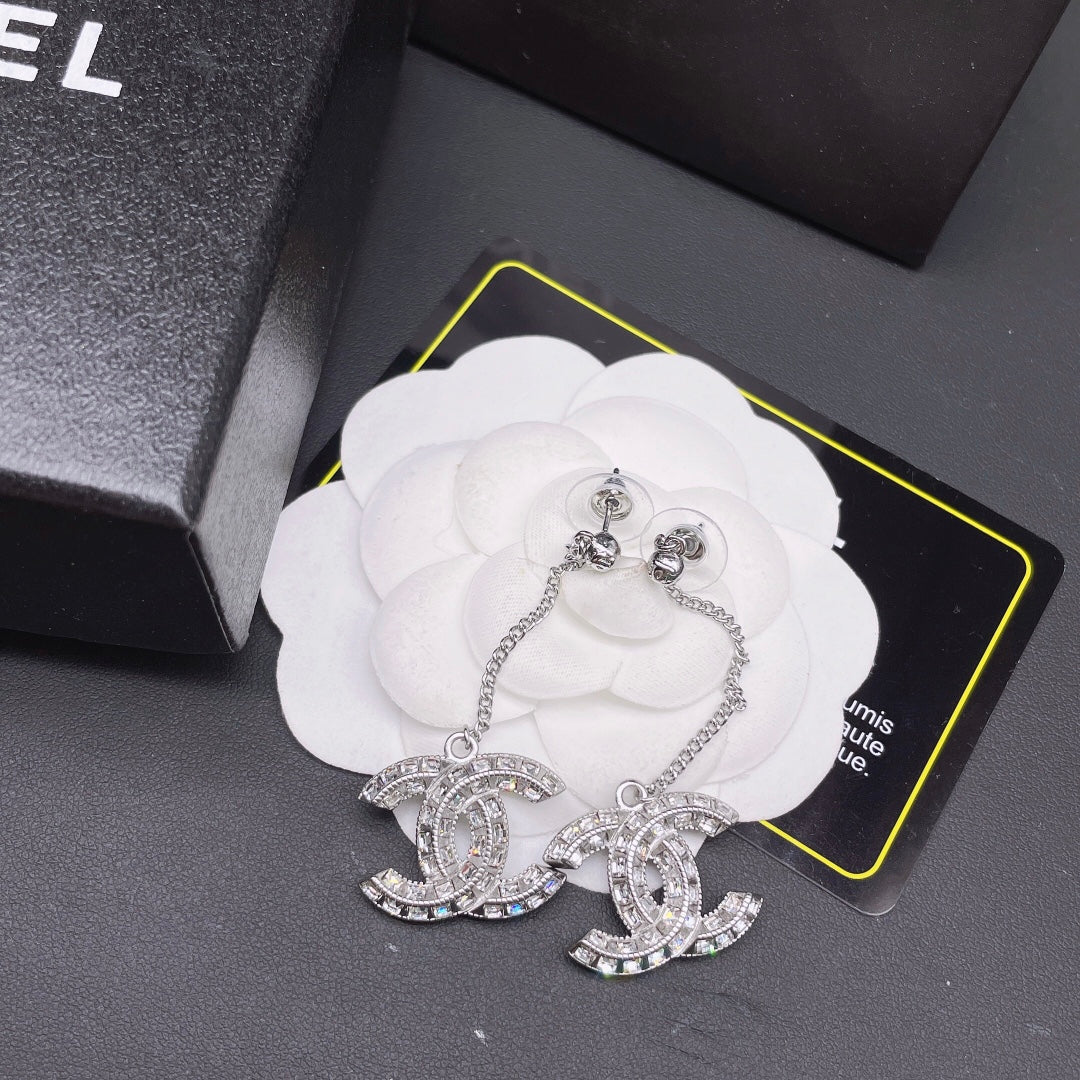 Aretes de cadena con logo brillante