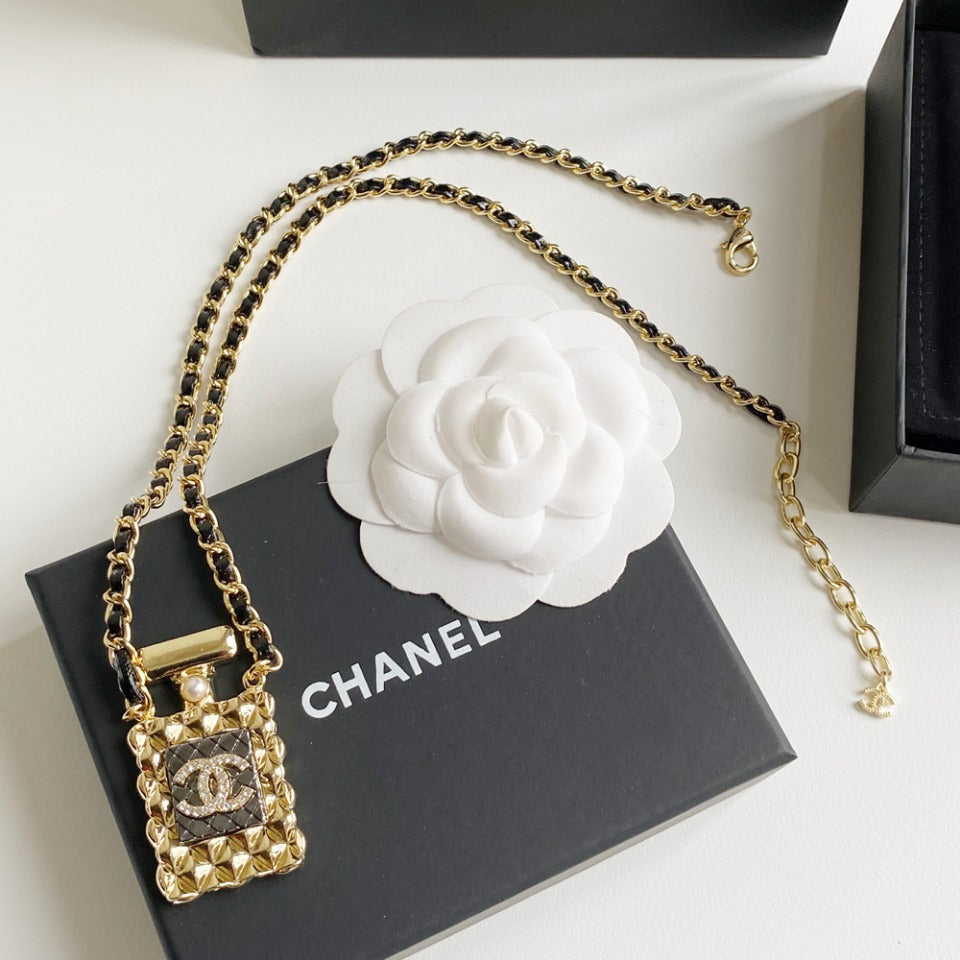 Collier en cuir avec pendentif flacon de parfum