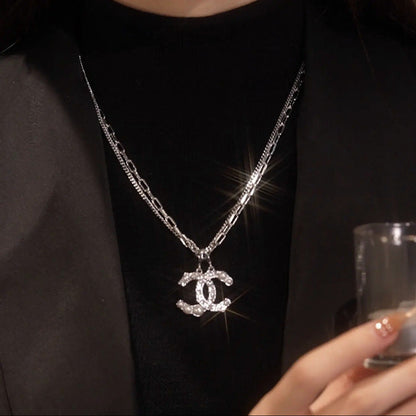Doble collar con inicial de diamantes