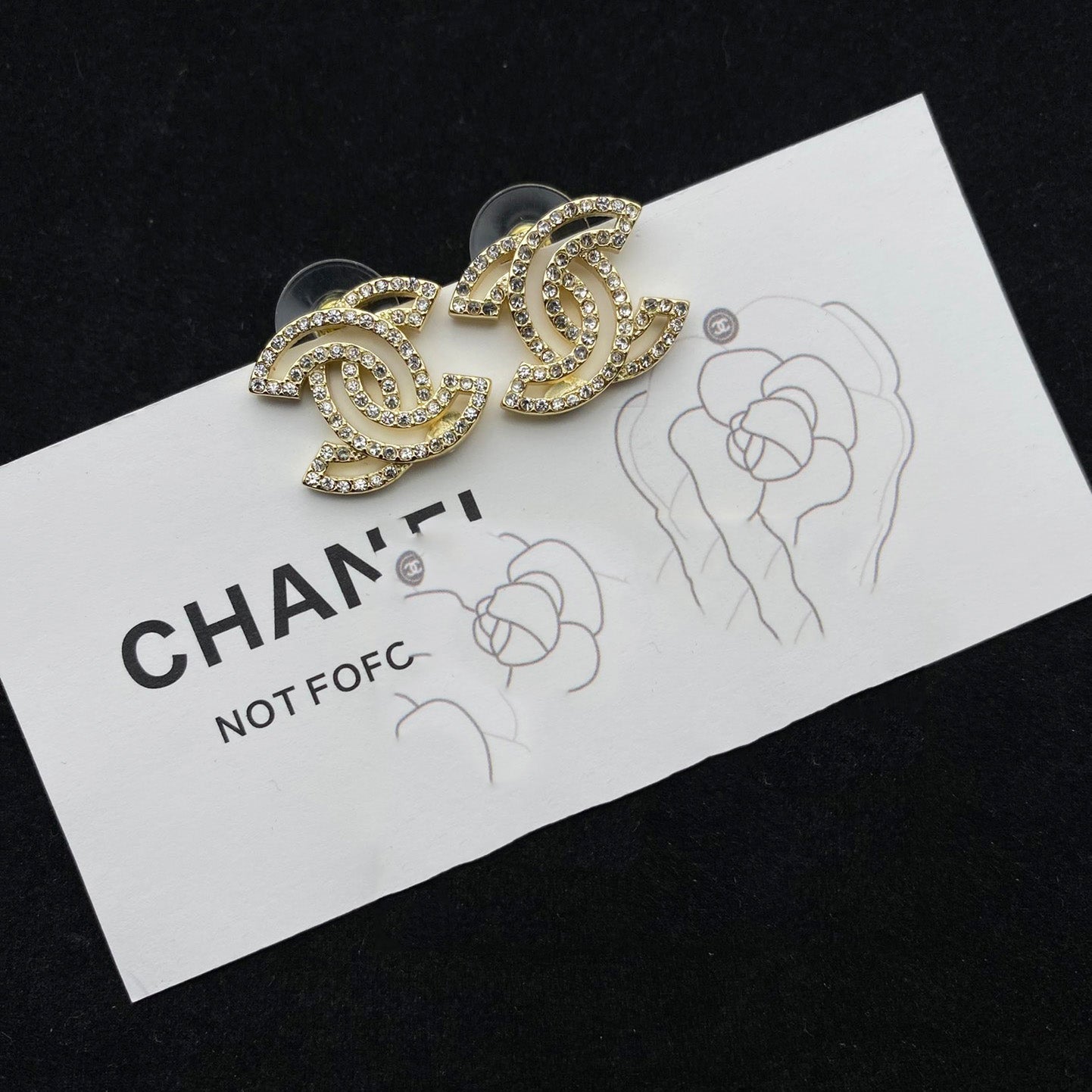 Clous d'oreilles lettre diamant ajourés