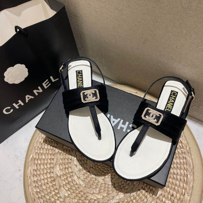 Chanclas con hebilla de diamantes de moda