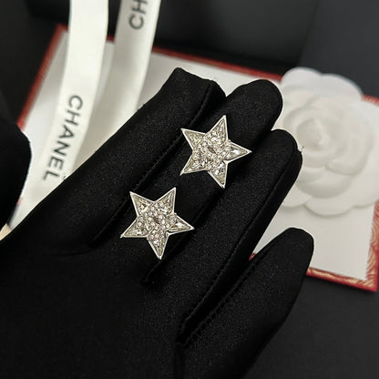 Pendientes plateados con pedrería en forma de estrella