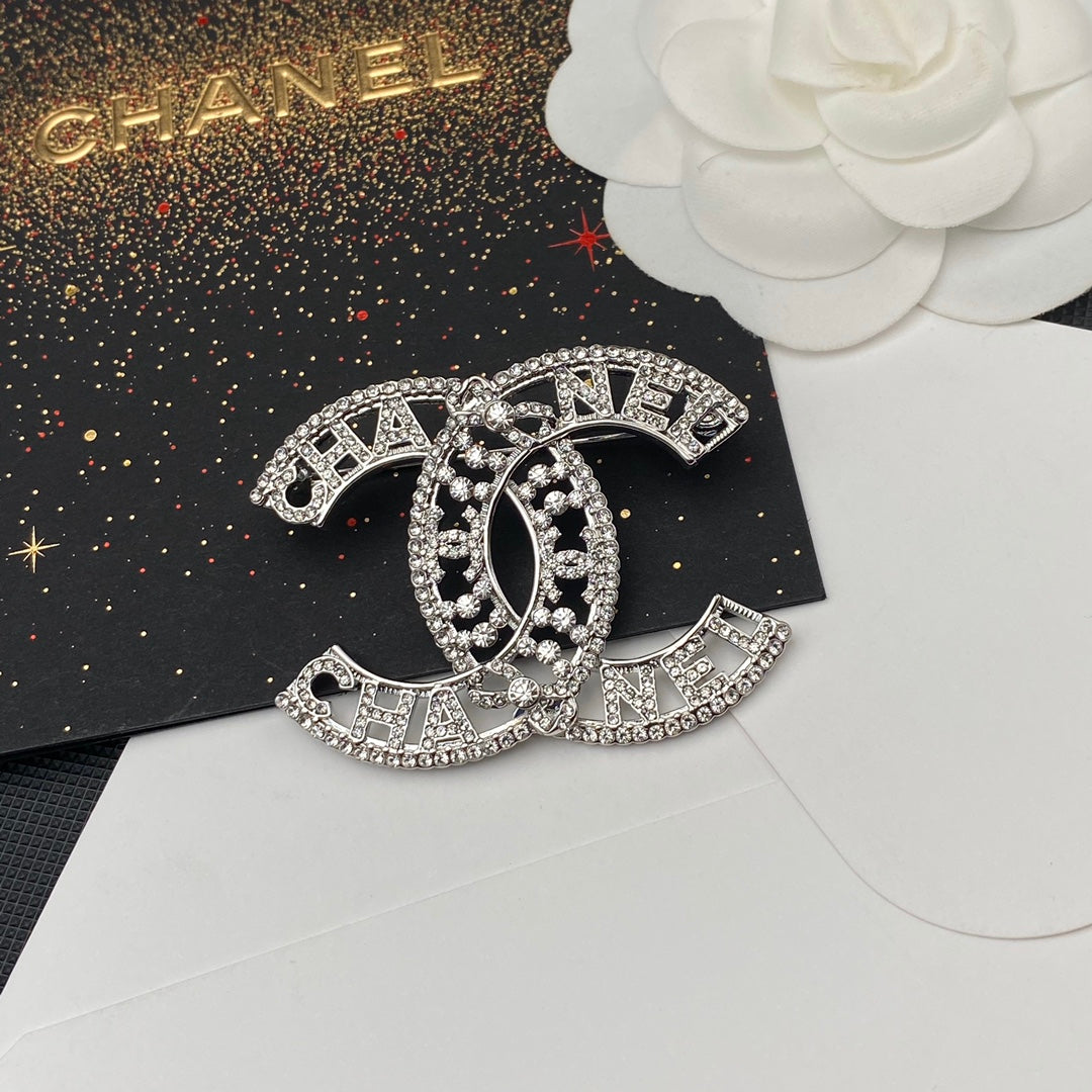 Broche calado brillante