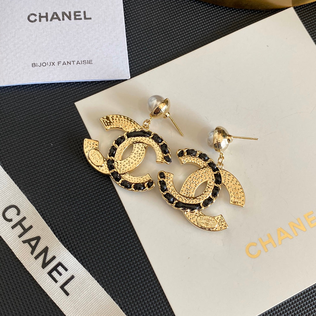 Pendientes de moda de perlas con costuras de cuero y diamantes