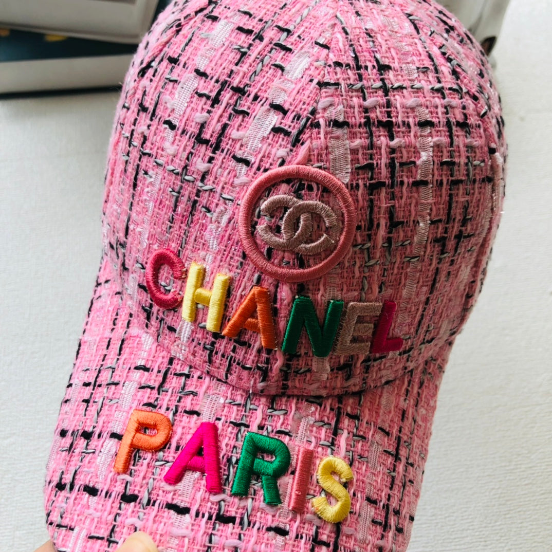 Casquette de baseball femme brodée de lettres colorées