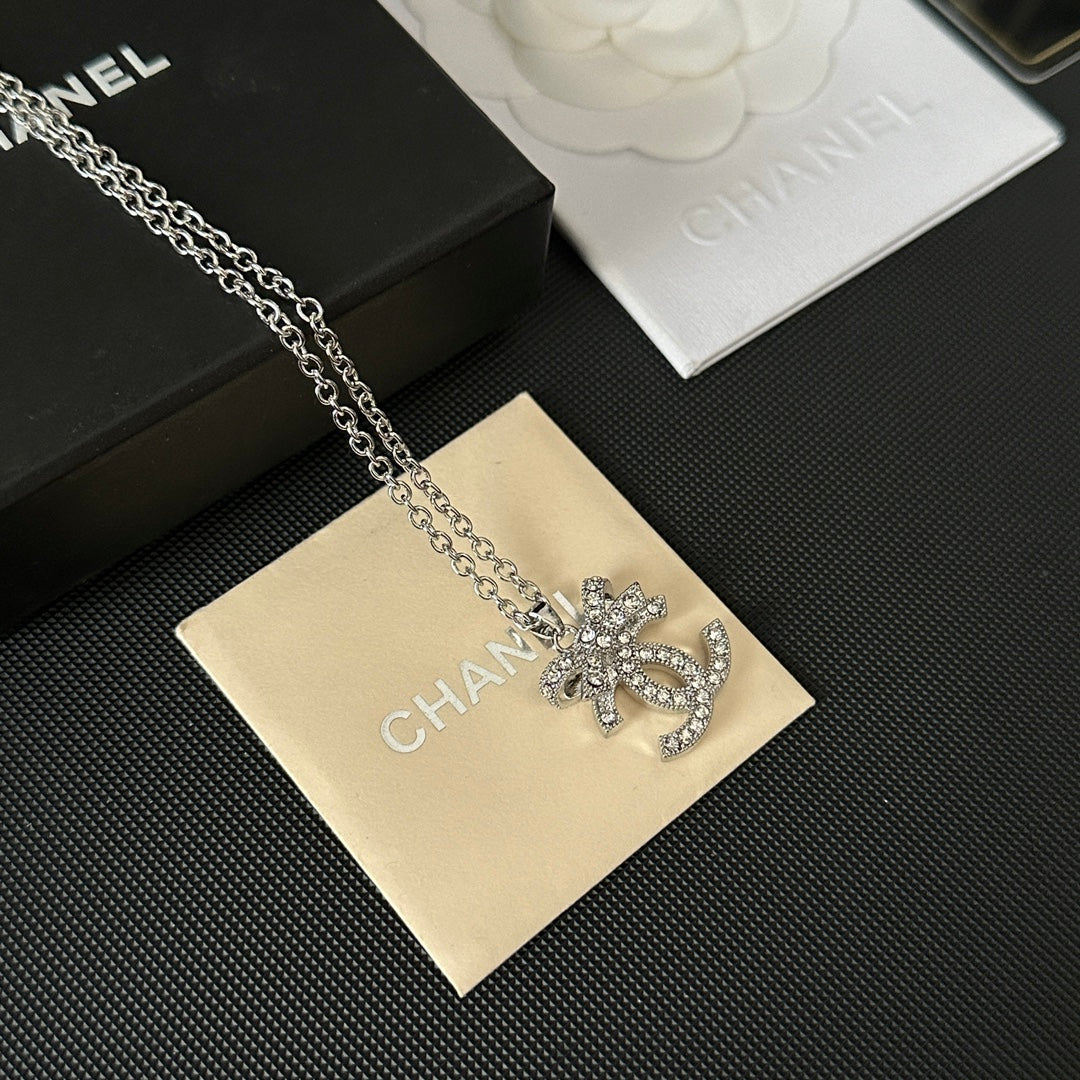 Collier pendentif avec logo en arc de diamant