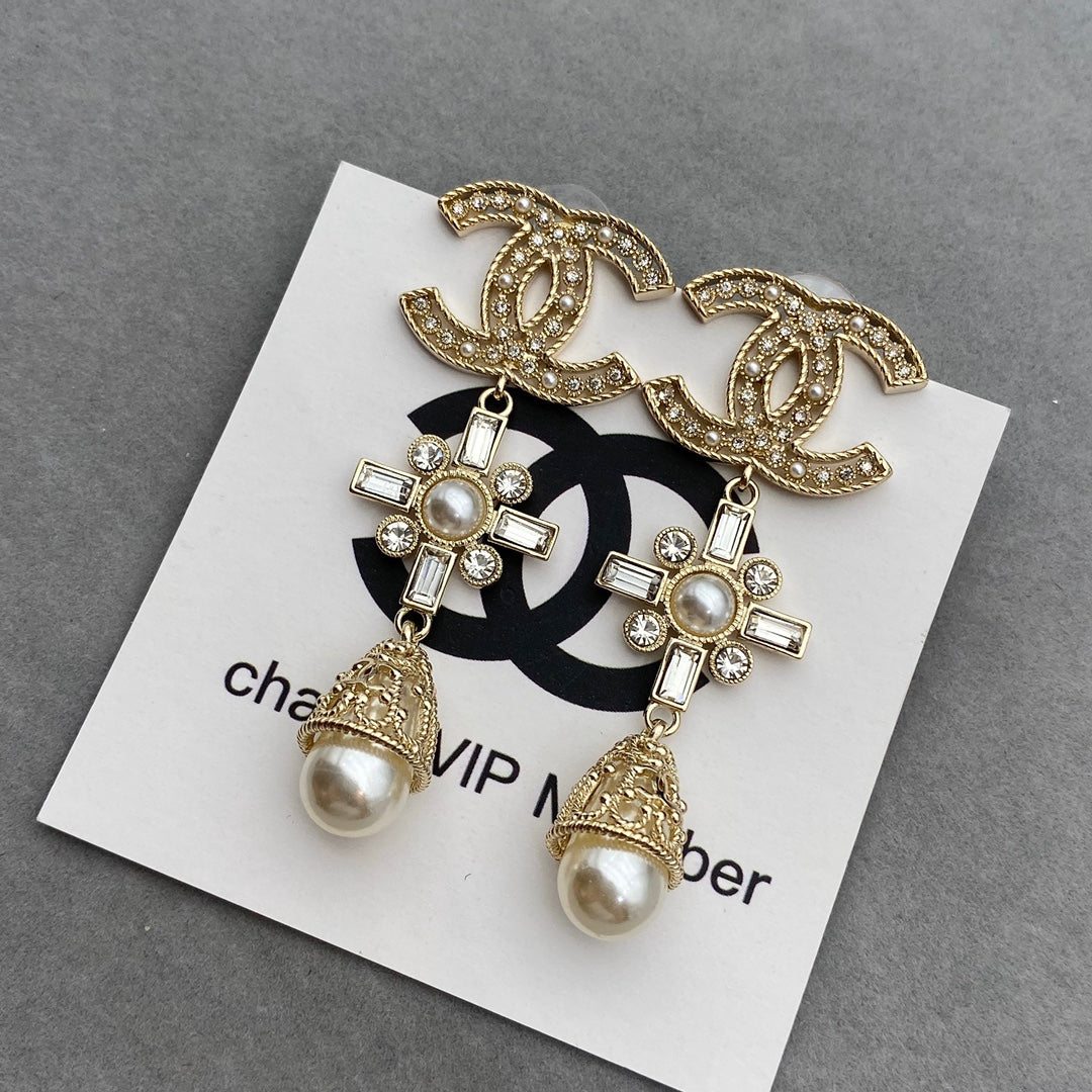Boucles d'oreilles perles et panneau floral diamanté