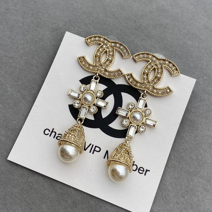 Boucles d'oreilles perles et panneau floral diamanté