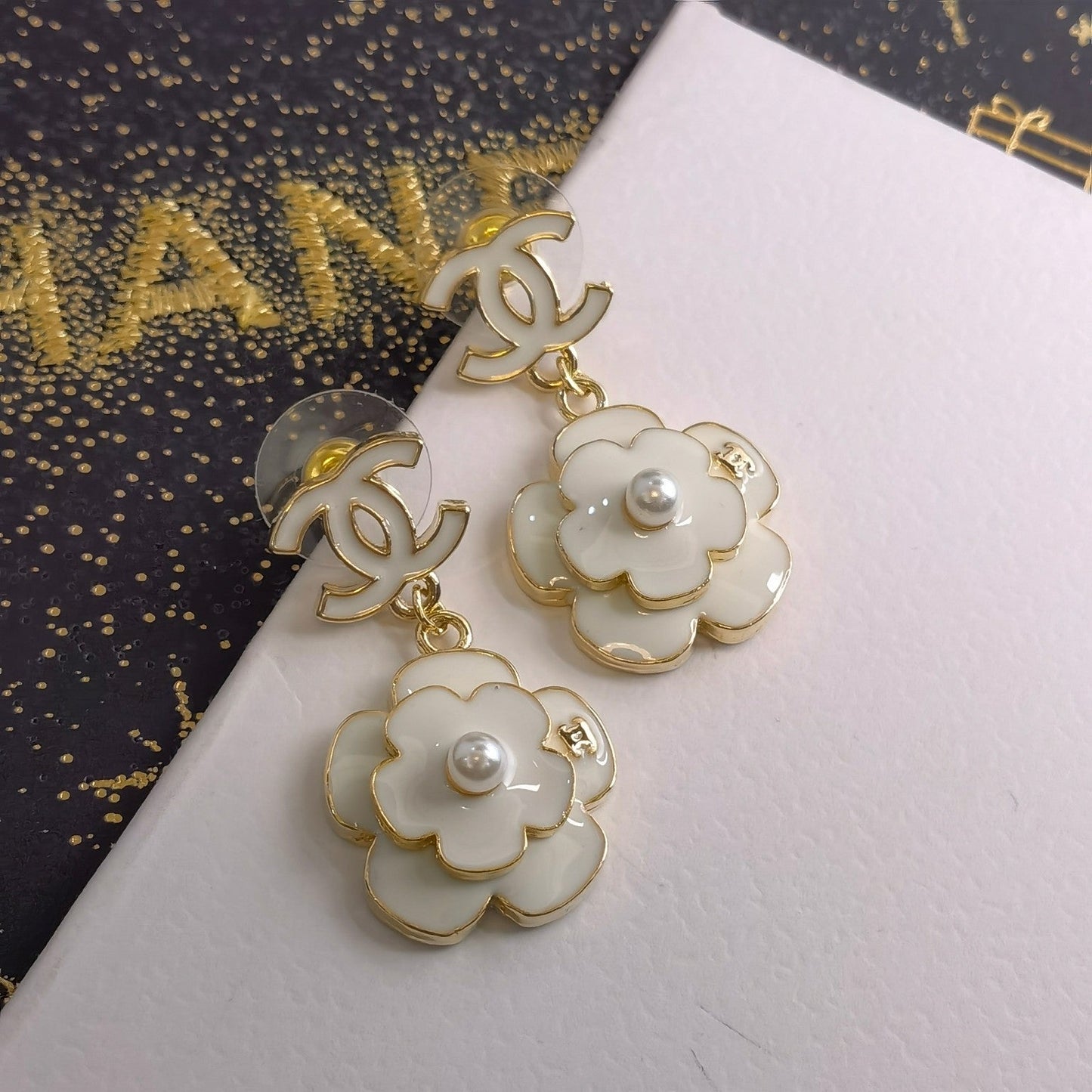 Boucles d'oreilles pendantes fleurs blanches
