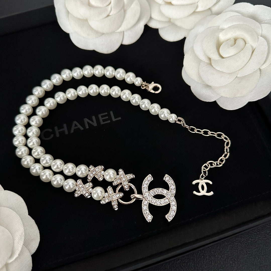Elegante collar de perlas y diamantes